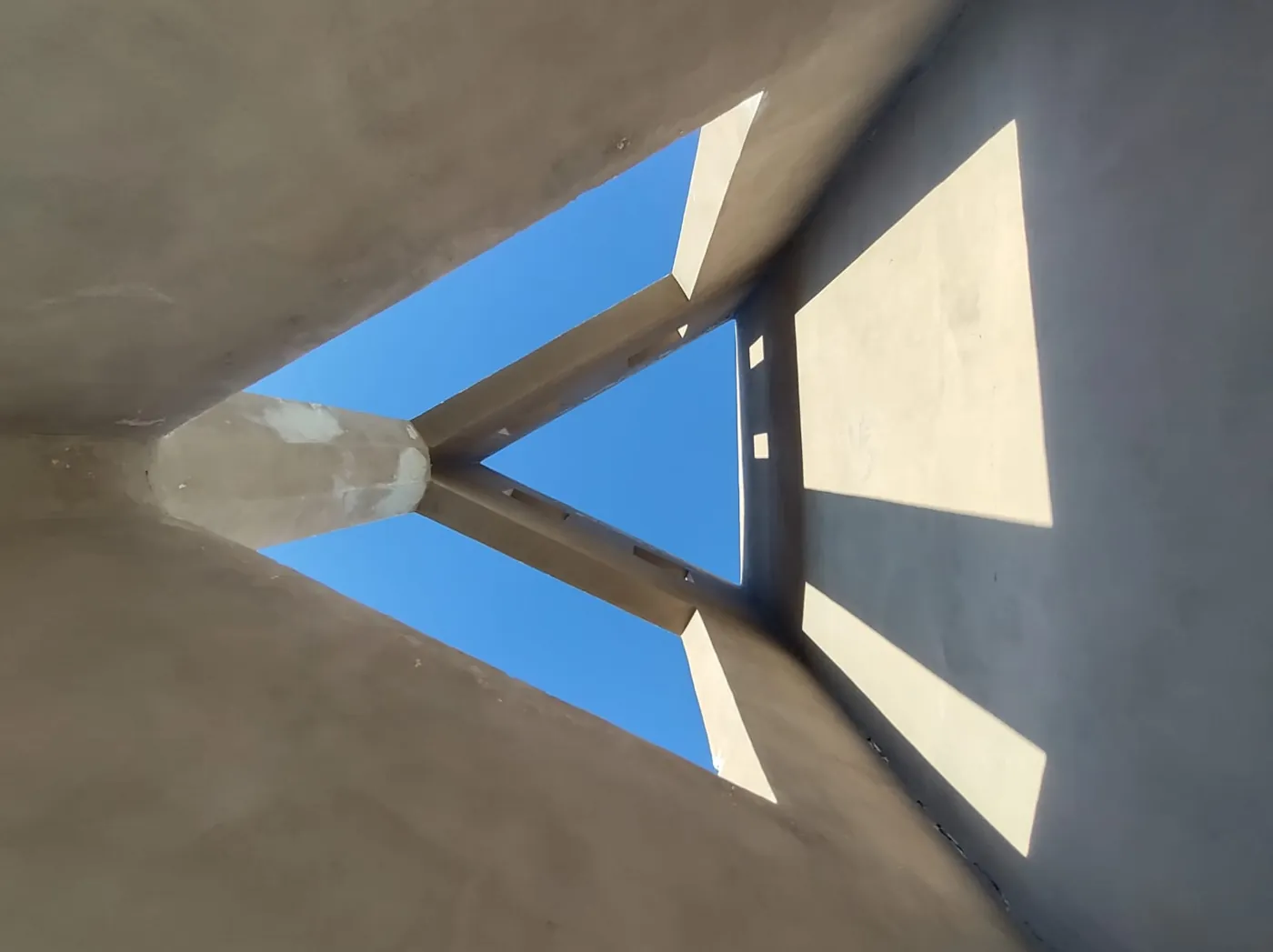 Detalle arquitectónico contra el cielo