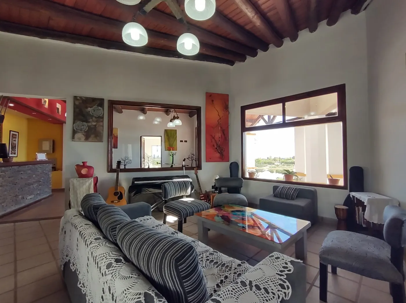 Living con techos de madera