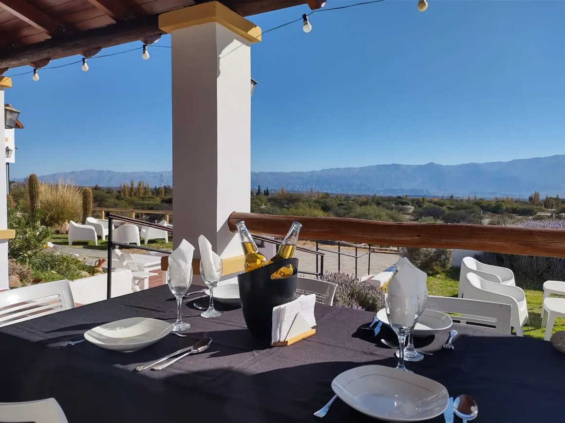 Mesa en la galería con vista al valle